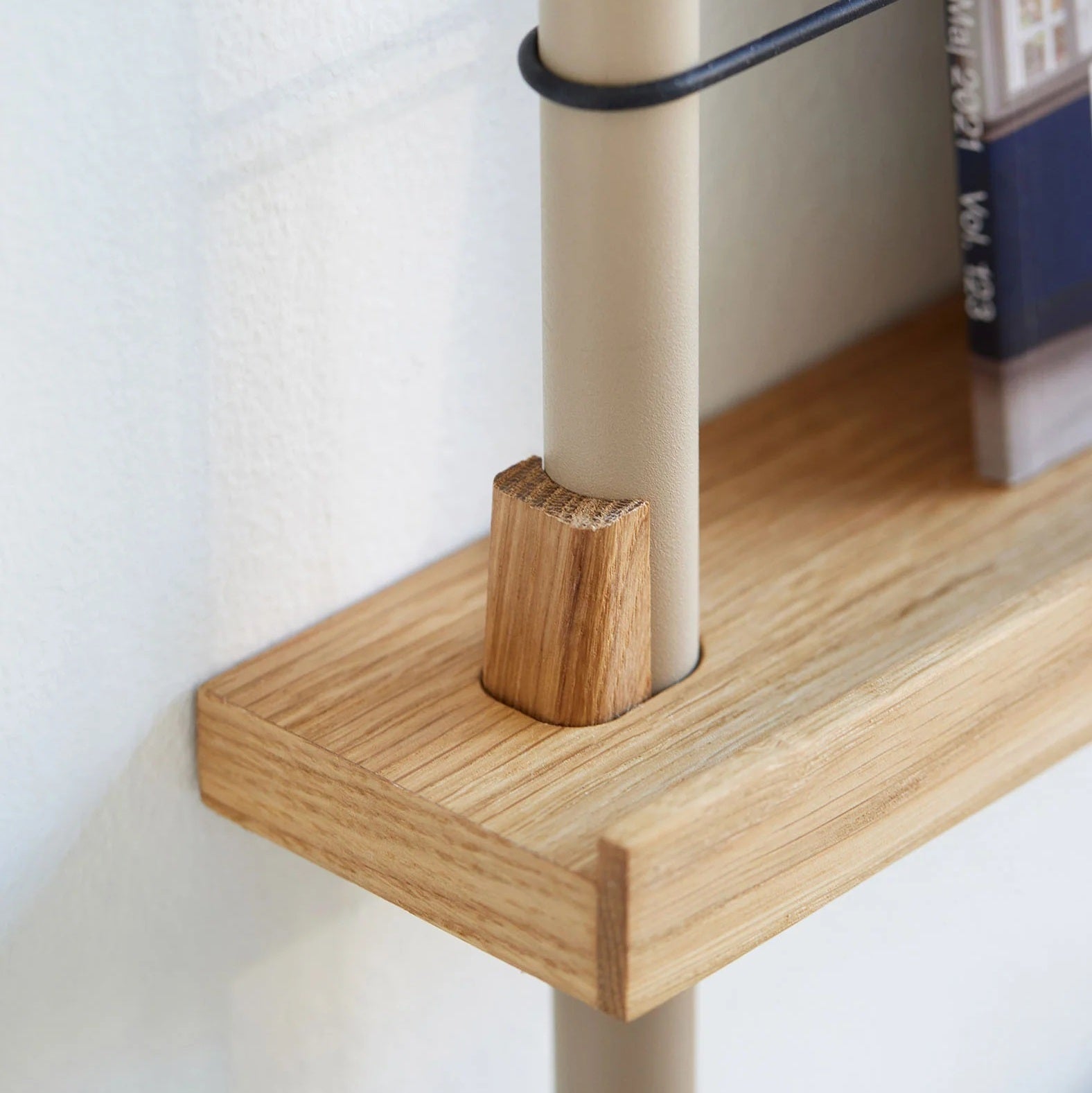 Platenrek aan de wand