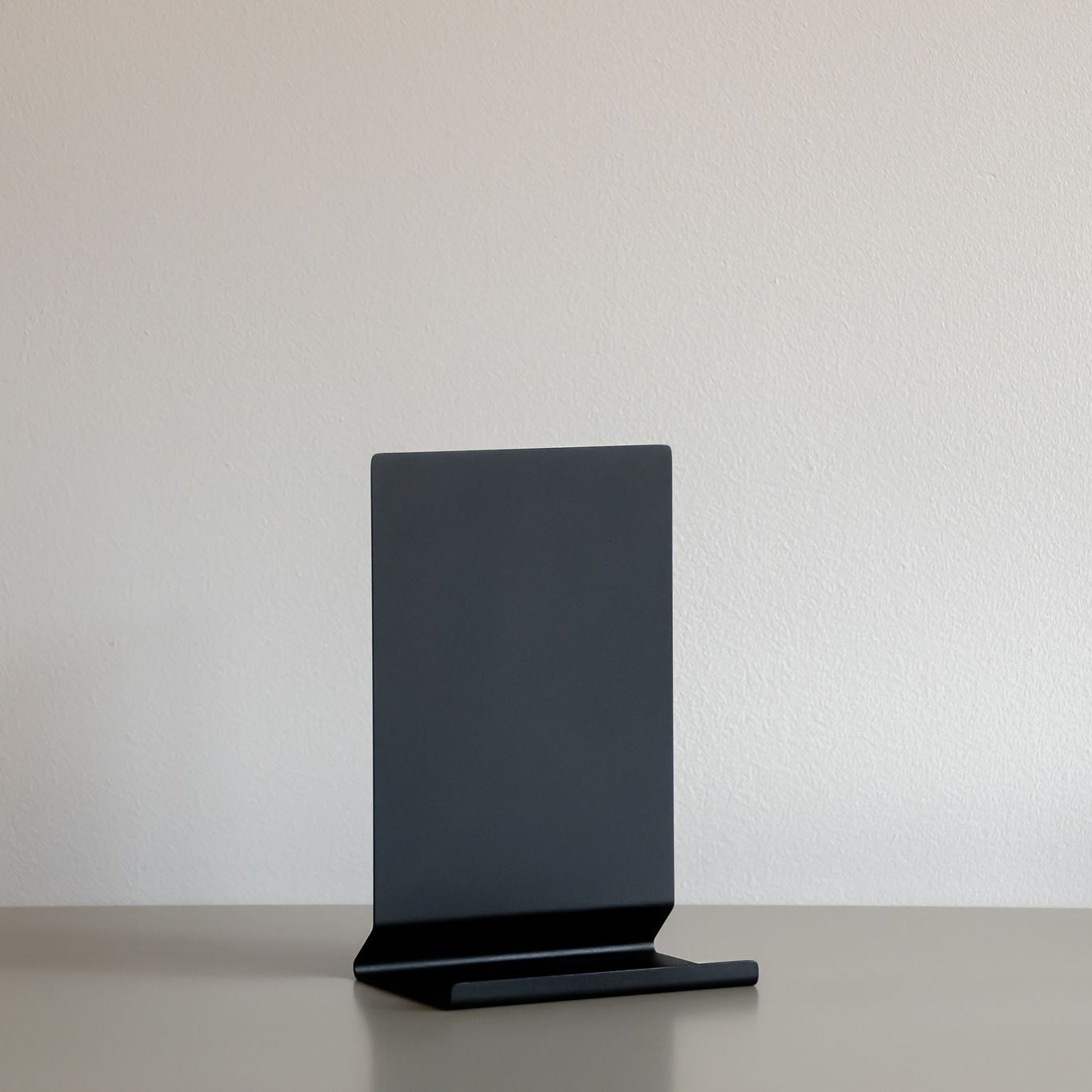 Penguin x MOEBE Platenstandaard